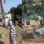 Carro parte ao meio após colisão violenta contra poste; pai e filho morrem no local